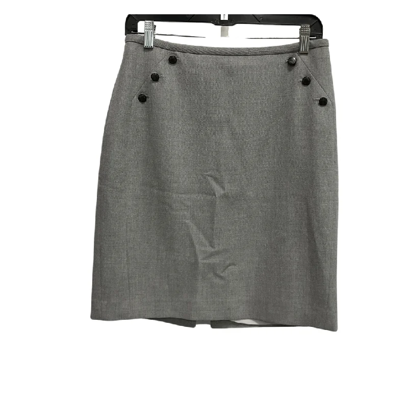 Patterned skirts for artistic standout appeal -Skirt Mini & Short By White House Black Market In Grey, Size: 6